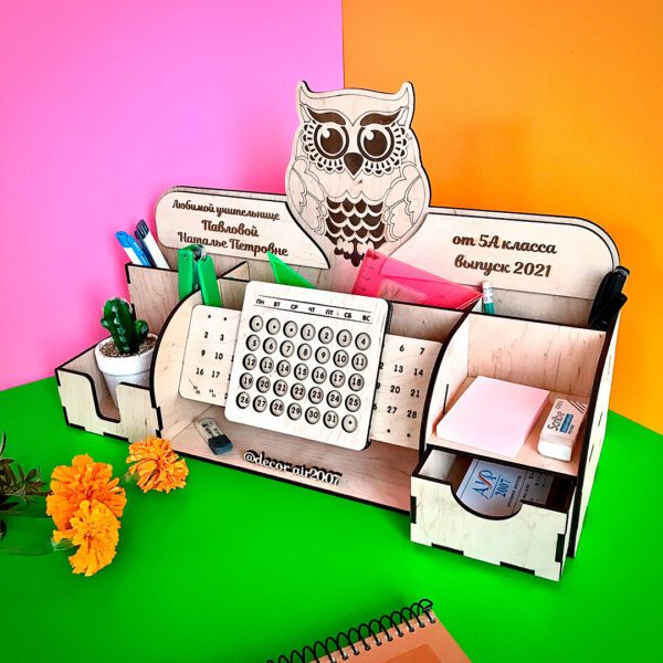 Настольный органайзер для учителя именной с вечным календарем из дерева с совой и пожеланиями в интернет-магазине в Минске с доставкой