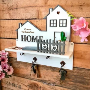 Ключница из дерева с фамилией семьи и надписью "HOME" в подарок новосёлам