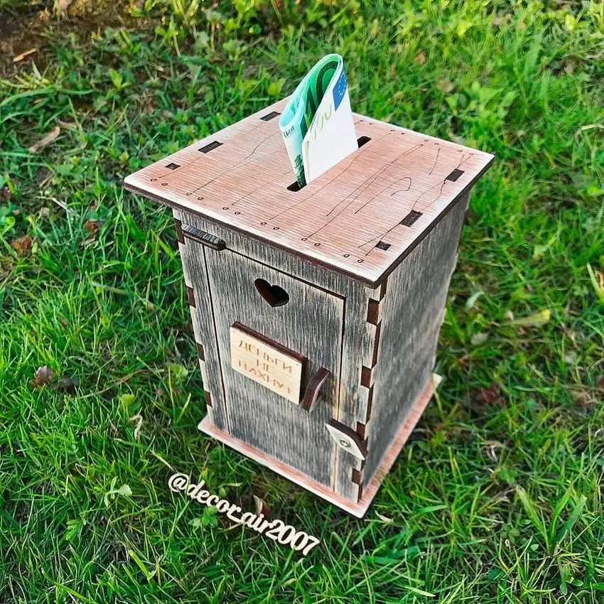 Копилка деревянная в виде туалета - прикольный сувенир с надписью Деньги не пахнут